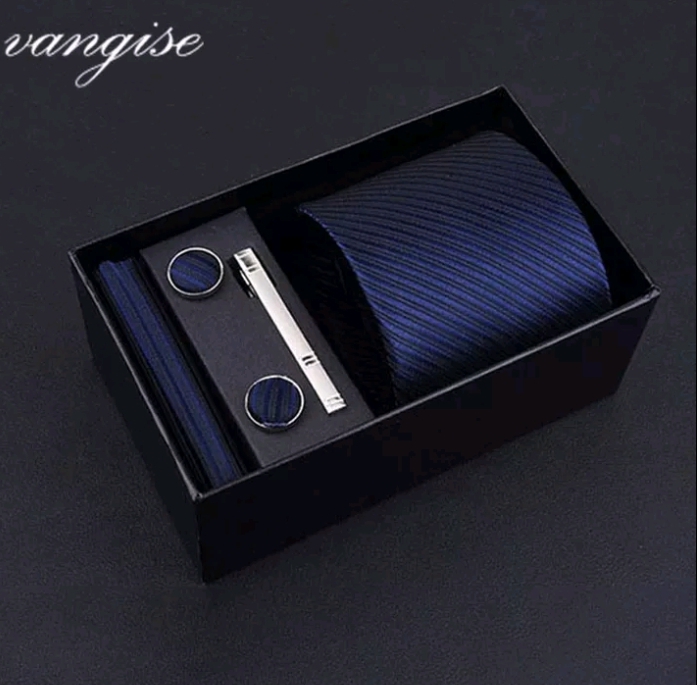 Complete Giftbox Blauw Stropdas Manchetknopen Pochet Clip huismerk kopen in de aanbieding Complete Giftbox Blauw Stropdas Manchetknopen Pochet Clip huismerk kopen in de aanbieding